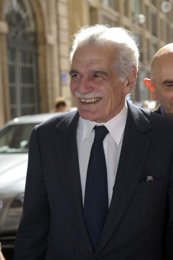 L'acteur Omar Sharif reçoit la médaille de la ville de Marseille par le premier adjoint Roland Blum, le 17 juin 2013.