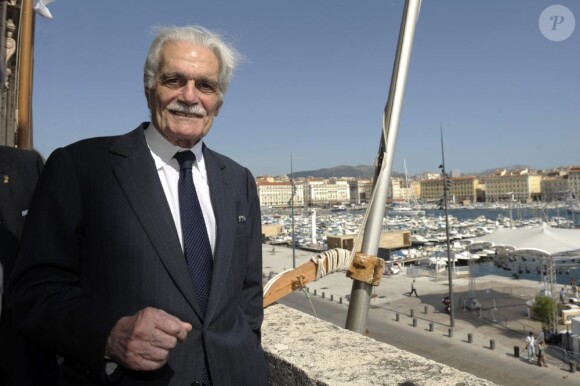 L'acteur Omar Sharif reçoit la médaille de la ville de Marseille par le premier adjoint Roland Blum, le 17 juin 2013.