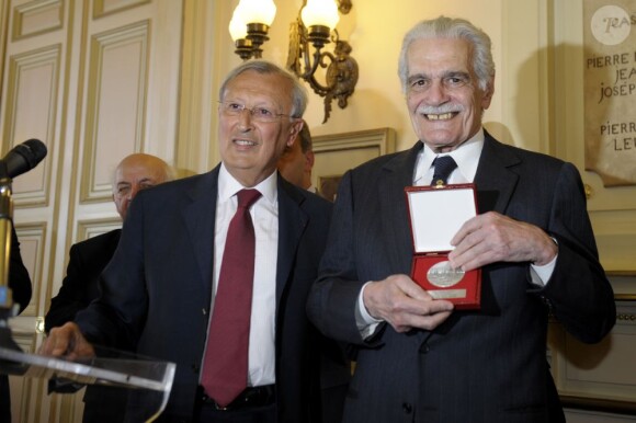 L'acteur Omar Sharif reçoit la médaille de la ville de Marseille par le premier adjoint Roland Blum, le 17 juin 2013.