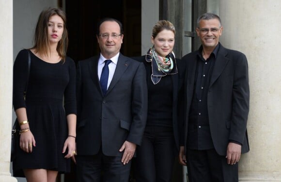 Adèle Exarchopoulos, François Hollande, Léa Seydoux, Abdellatif Kechiche ont rendez-vous avec le président pour déjeuner au palais de l'Elysée à Paris, le 26 juin 2013.