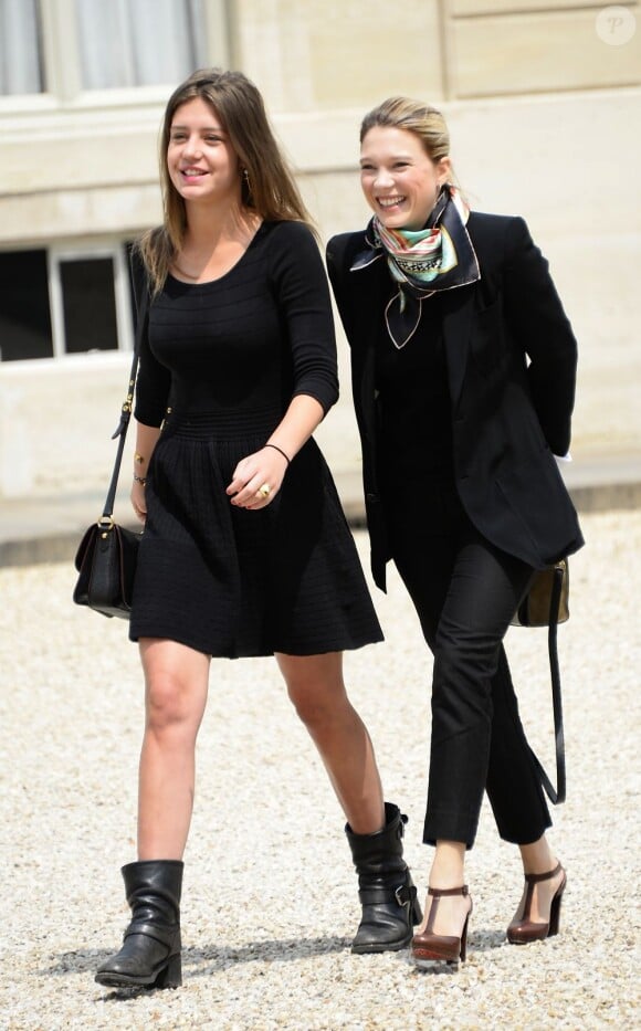 Adèle Exarchopoulos et Léa Seydoux arrivent souriantes au déjeuner avec le président de la République au palais de l'Elysée à Paris, le 26 juin 2013.