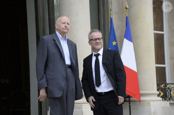 Gilles Jacob et Thierry Frémaux sur le parvis avant le déjeuner avec le président de la République au palais de l'Elysée à Paris, le 26 juin 2013.