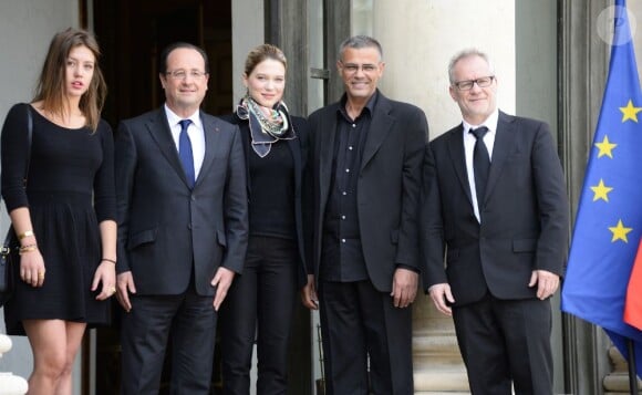 Adèle Exarchopoulos, François Hollande, Léa Seydoux, Abdellatif Kechiche et Thierry Frémaux au déjeuner avec le président de la République au palais de l'Elysée à Paris, le 26 juin 2013.