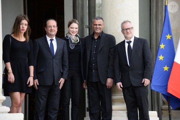 Adèle Exarchopoulos, François Hollande, Léa Seydoux, Abdellatif Kechiche et Thierry Frémaux avant le déjeuner avec le président de la République au palais de l'Elysée à Paris, le 26 juin 2013.