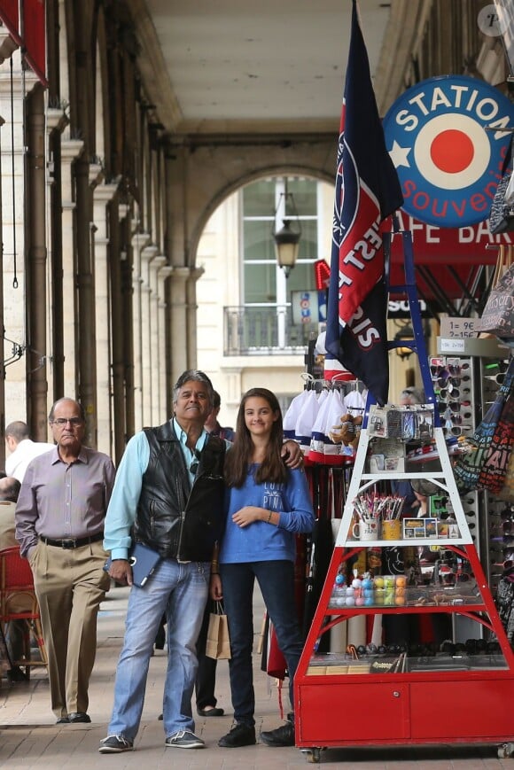 La star de CHiPs Erik Estrada, profite avec sa femme Nanette Mirkovich et leur fille Francesca, d'un séjour à Paris. Le 26 juin 2013.
