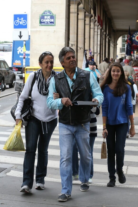 Erik Estrada, star de CHiPs, profite avec sa femme Nanette Mirkovich et leur fille Francesca, d'un séjour à Paris. Le 26 juin 2013.