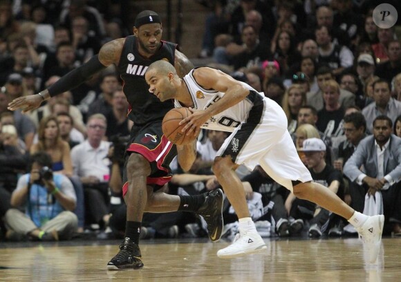 Tony Parker face à LeBron James lors de la finale entre les San Antonio Spurs et les Miami Heat. San Antonio, le 16 juin 2013.