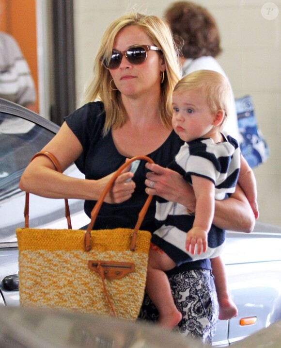 Reese Witherspoon et son fils Tennessee de passage chez le pédiatre à Santa Monica, Los Angeles, le 26 Juin 2013.