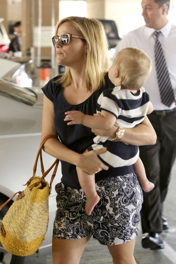 Reese Witherspoon avec son bébé à Santa Monica, Los Angeles, le 26 Juin 2013.