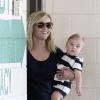 Reese Witherspoon quitte le pédiatre avec Tennesse dans les bras à Santa Monica, Los Angeles, le 26 Juin 2013.