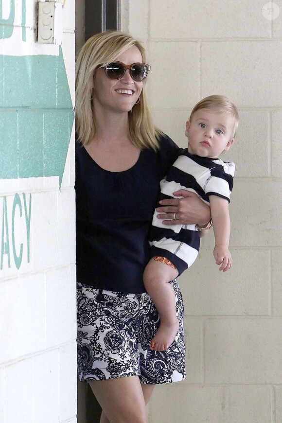 Reese Witherspoon quitte le pédiatre avec Tennesse dans les bras à Santa Monica, Los Angeles, le 26 Juin 2013.