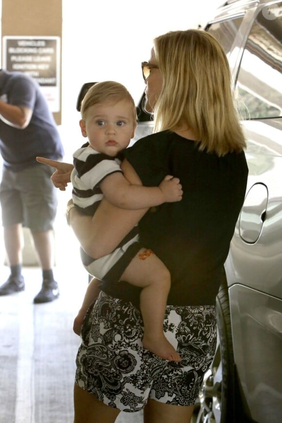 Reese Witherspoon et son bébé Tennessee quittent le pédiatre à Santa Monica, Los Angeles, le 26 Juin 2013.