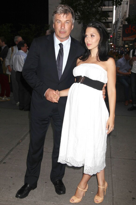 Alec Baldwin et sa femme enceinte Hilaria Baldwin lors de la première de The Unavoidable Disappearance Of Tom Durnin, au Laura Pels Theatre à New York, le 27 juin 2013.