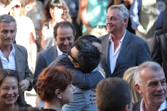Christophe Barratier et Patrick Timsit saluent Thomas Langmann avant son mariage civil avec Céline Bosquet à la mairie de Sartène, Corse du sud, le 21 juin 2013.