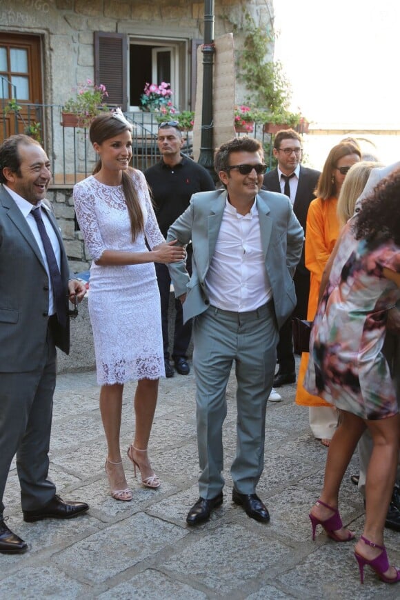 Patrick Timsit au côté de Céline Bosquet et Thomas Langmann à leur mariage civil à la mairie de Sartène, Corse du sud, le 21 juin 2013.