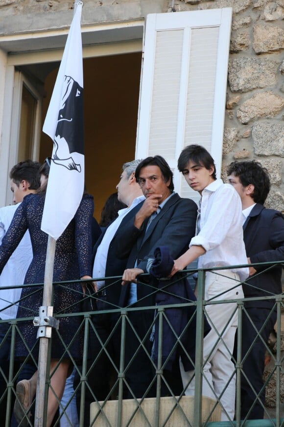 Yvan Attal et son fils au mariage civile de Thomas Langmann et Céline Bosquet la mairie de Sartène, Corse du sud, le 21 juin 2013.