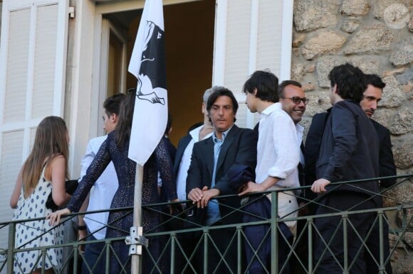 Yvan Attal et son fils au mariage civil de Thomas Langmann et Céline Bosquet à la mairie de Sartène, Corse du sud, le 21 juin 2013.