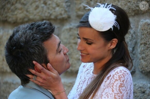 Thomas Langmann embrasse Céline Bosquet à la mairie de Sartène, Corse du sud, le 21 juin 2013.