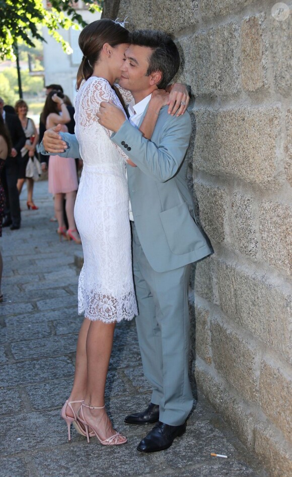 Thomas Langmann et Céline Bosquet, tendres amoureux à leur mariage civil à la mairie de Sartène, Corse du sud, le 21 juin 2013.