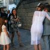 Bérénice Bejo vient saluer les deux tourtereaux et mariés Thomas Langmann et Céline Bosquet à la mairie de Sartène, Corse du sud, le 21 juin 2013.