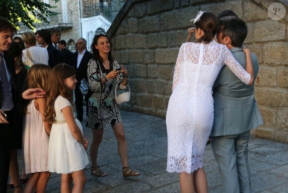 Bérénice Bejo vient saluer les deux tourtereaux et mariés Thomas Langmann et Céline Bosquet à la mairie de Sartène, Corse du sud, le 21 juin 2013.