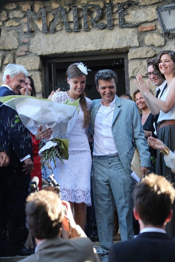 Sortie sous le riz pour le mariage civil de Thomas Langmann et Céline Bosquet à la mairie de Sartène, Corse du sud, le 21 juin 2013.