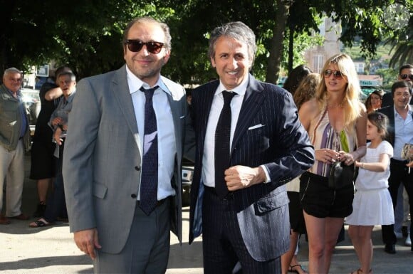 Patrick Timsit, Richard Anconina et Sarah Lavoine à la mairie de Sartène, Corse du sud, le 21 juin 2013.