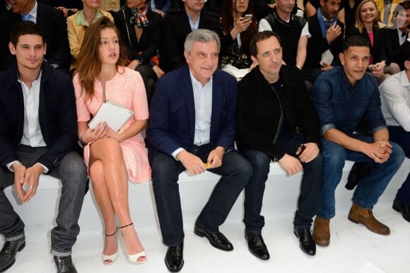 Jérémie Laheurte, Adèle Exarchopoulos, Sidney Toledano, Gad Elmaleh et Roschdy Zem au défilé Dior Homme printemps-été 2014 à Paris, le 29 juin 2013.