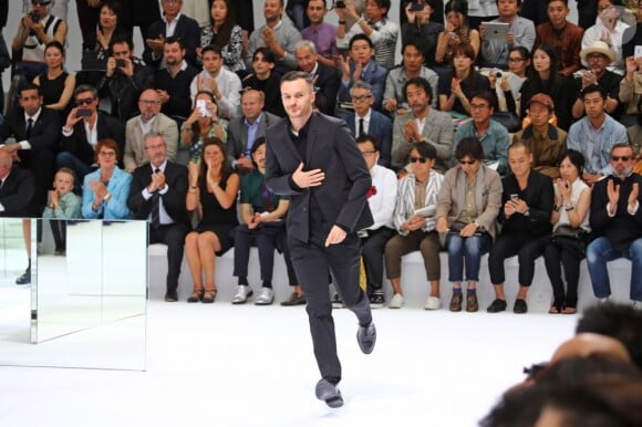 Kris van Assche salue après son défilé Dior Homme printemps-été 2014 à Paris, le 29 juin 2013.