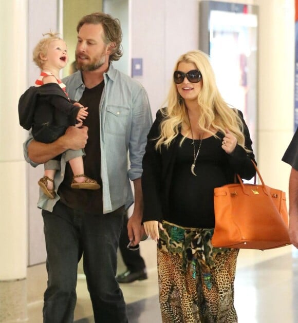 Exclusif - Jessica Simpson, enceinte, son fiancé Eric Johnson et leur fille Maxwell à l'aéroport de Los Angeles, le 5 mai 2013.