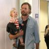 Exclusif - Eric Johnson et sa fille Maxwell à l'aéroport de Los Angeles, le 5 mai 2013.