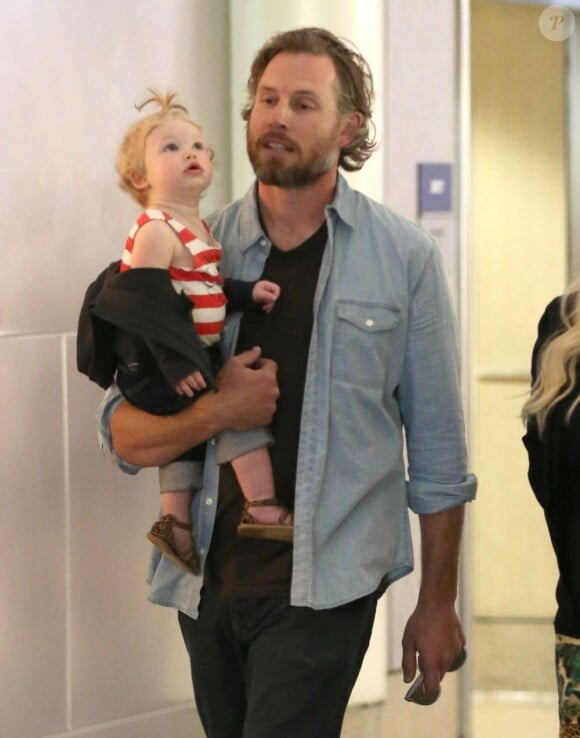 Exclusif - Eric Johnson et sa fille Maxwell à l'aéroport de Los Angeles, le 5 mai 2013.