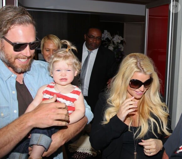 Jessica Simpson, son fiancé Eric Johnson et leur fille Maxwell à l'aéroport de Los Angeles, le 5 mai 2013.