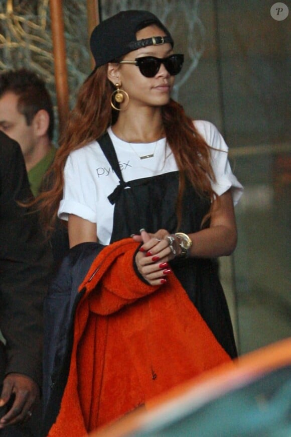 Les essentiels mode de Rihanna : les lunettes de soleil et la casquette