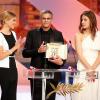 Léa Seydoux, Abdellatif Kechiche et Adèle Exarchopoulos reçoivent la Palme d'or à Cannes le 26 mai 2013.