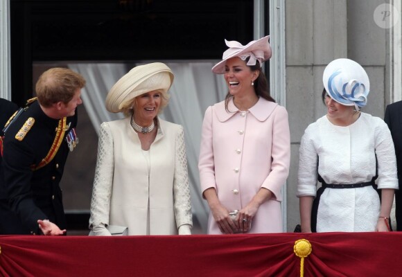 La duchesse de Cambridge Kate Middleton, la princesse Eugénie, le prince Harry et Camilla Parker Bowles lors des cérémonies de Trooping the Colour le 15 juin 2013 à Londres.