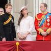 Le prince Harry, la duchesse de Cambridge Kate Middleton et le prince William lors des cérémonies de Trooping the Colour le 15 juin 2013 à Londres.