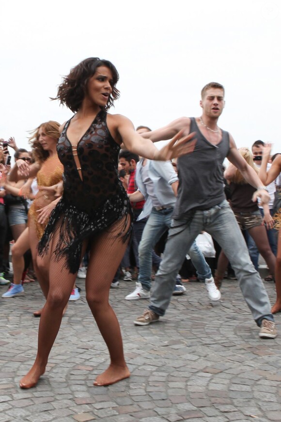 Shy'm danse en plein flashmob organisé par l'émission Danse avec les Stars, sur le parvis du Sacré-Coeur à Paris, le 2 juillet 2013