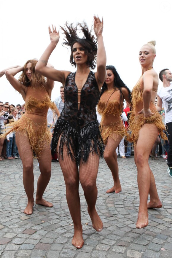 Shy'm, ultrasexy, en plein flashmob organisé par l'émission Danse avec les Stars, sur le parvis du Sacré-Coeur à Paris, le 2 juillet 2013