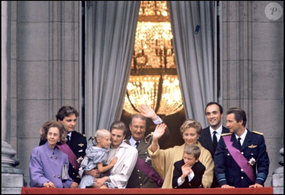 Le roi Albert II de Belgique et sa femme Paola de Belgique, la reine Fabiola, le prince Laurent, le prince héritier Philippe, le jour du serment d'Albert, le 9 août 1993.