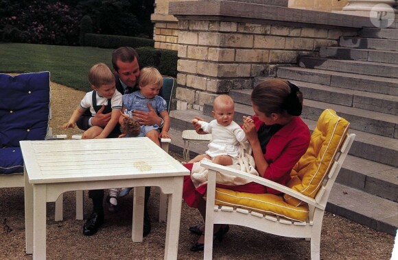 Abert II de Belgique et sa femme Paola avec les enfants : la princesse Astrid, les princes Philippe et laurent, en 1964.