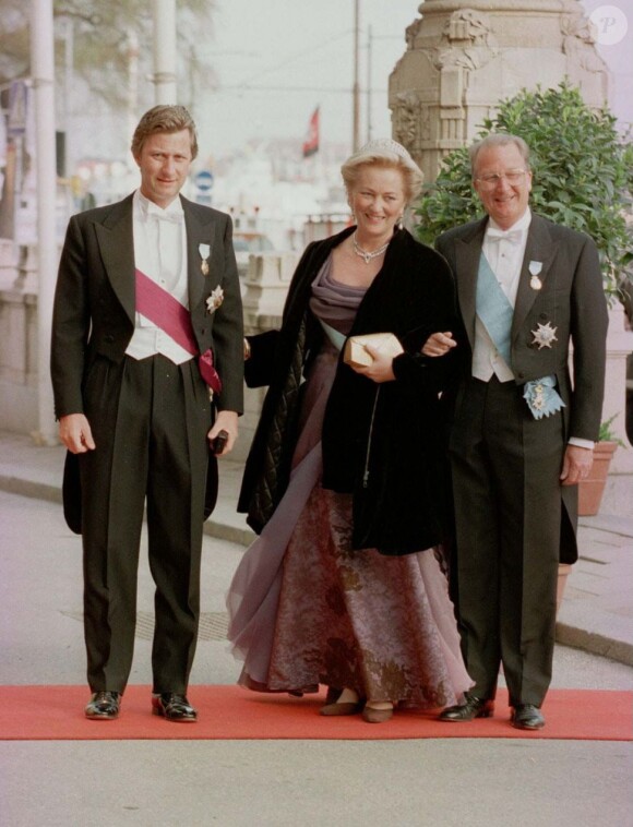 Le prince Philippe de Belgique, le roi Albert II de Belgique et Paola, pour les 50 ans du roi Gustav de Suède, à Stockholm, le 2 mai 1996.