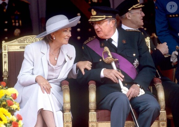 Albert II de Belgique et Paola, lors de la fête nationale de Belgique à Bruxelles, le 21 juillet 2001.