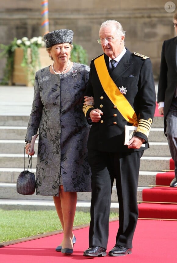 La reine Paola et le roi Albert II de Belgique à la sortie de la cathédrale Notre-Dame de Luxembourg après le mariage religieux du prince Guillaume de Luxembourg et de la comtesse Stephanie de Lannoy à Luxembourg, le 20 octobre 2012.