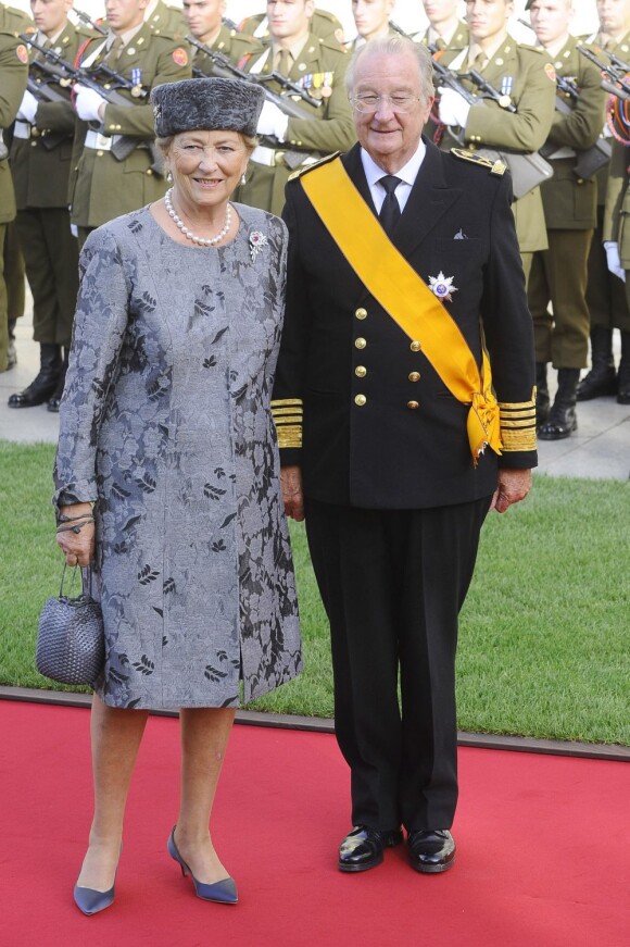 La reine Paola et le roi Albert II de Belgique arrivent à la cathédrale pour le mariage religieux du prince Guillaume de Luxembourg et de la comtesse Stephanie de Lannoy à Luxembourg, le 20 octobre 2012.