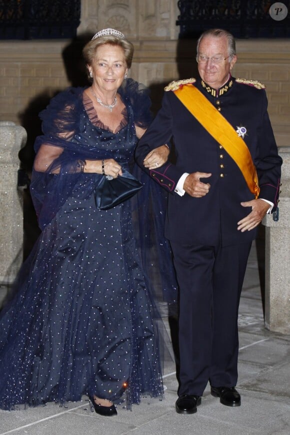 La reine Paola et le roi Albert II de Belgique arrivent au dîner de gala organisé au Palais Grand-Ducal, à l'occasion du mariage du prince Guillaume de Luxembourg et la comtesse Stephanie de Lannoy à Luxembourg, le 19 octobre 2012.
