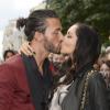 Nabilla et Thomas, stars de l'émission Les Anges de la Télé-Réalité 5, s'embrassent à l'entrée de l'atelier de Jean-Paul Gaultier. Paris, le 3 juillet 2013.