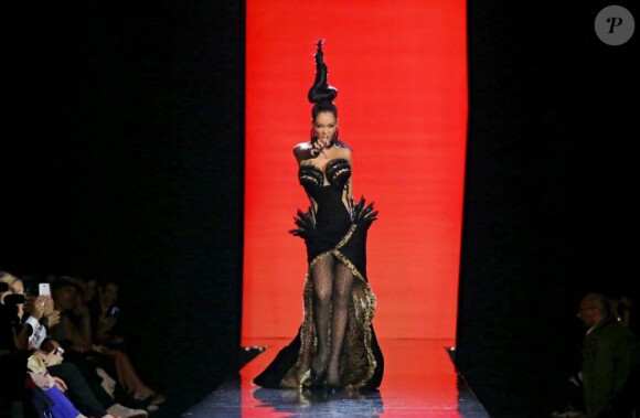 Nabilla Benattia défile lors de la présentation de la collection haute couture automne-hiver 2013-2014 de Jean Paul Gaultier. Paris, le 3 juillet 2013.