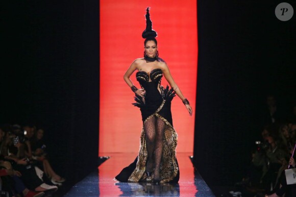 Nabilla Benattia défile lors de la présentation de la collection haute couture automne-hiver 2013-2014 de Jean Paul Gaultier. Paris, le 3 juillet 2013.