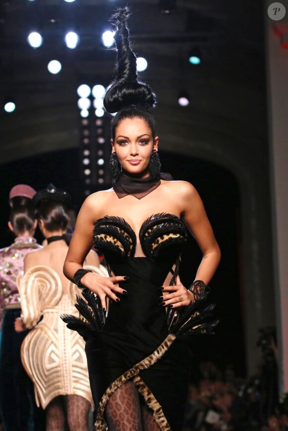 Nabilla Benattia défile lors de la présentation de la collection haute couture automne-hiver 2013-2014 de Jean Paul Gaultier. Paris, le 3 juillet 2013.